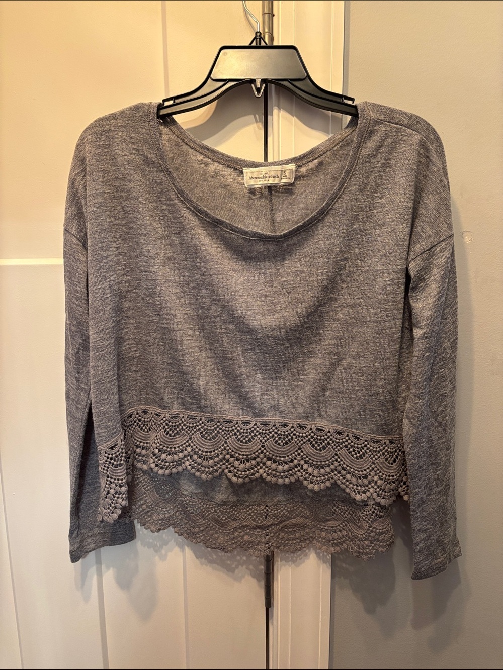 ABERCROMBIE & FITCH Long Sleeve Lace Hi Front Low Back Grey Top Women Size S